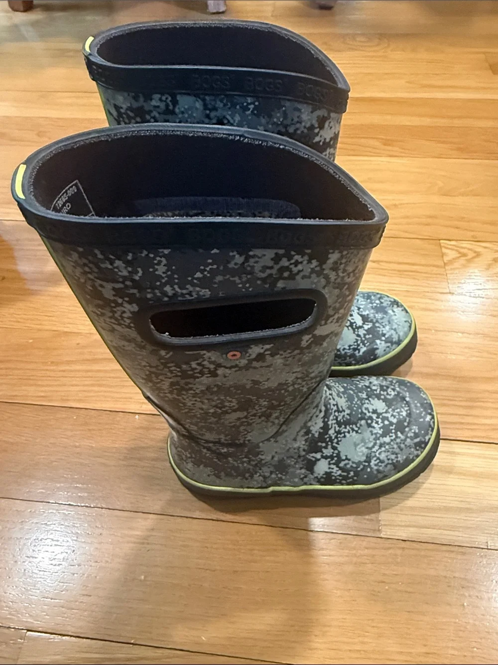 Bogs boys camo rain boots size 11.